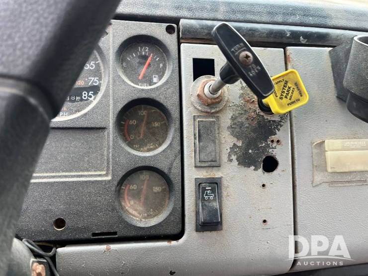 1995-freightliner-fl70-image-57