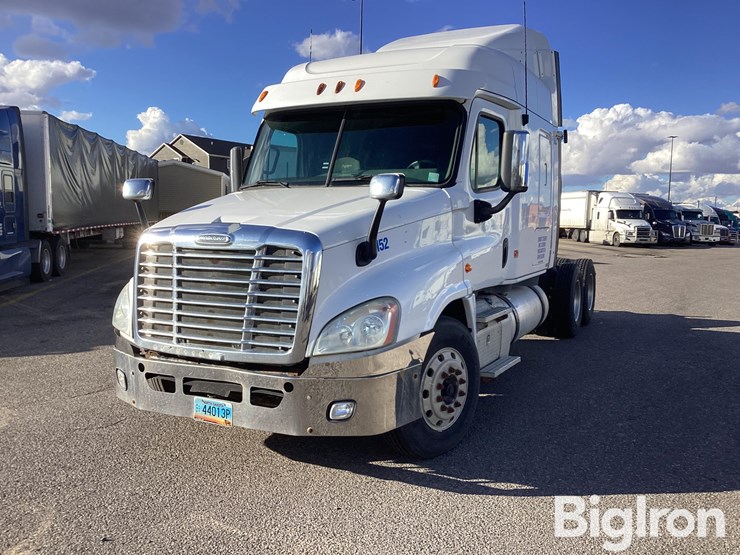 2013-freightliner-cascadia-125-image-1