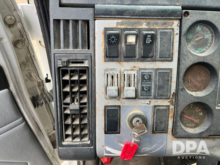 1995-freightliner-fl70-image-54