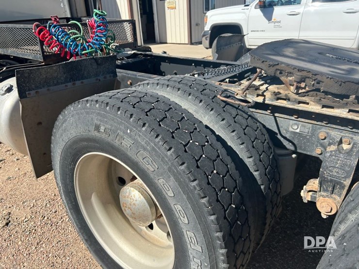 2004-peterbilt-379-image-15