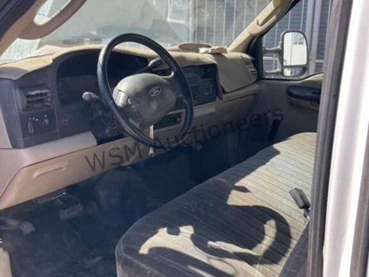 2005-ford-f550-image-27