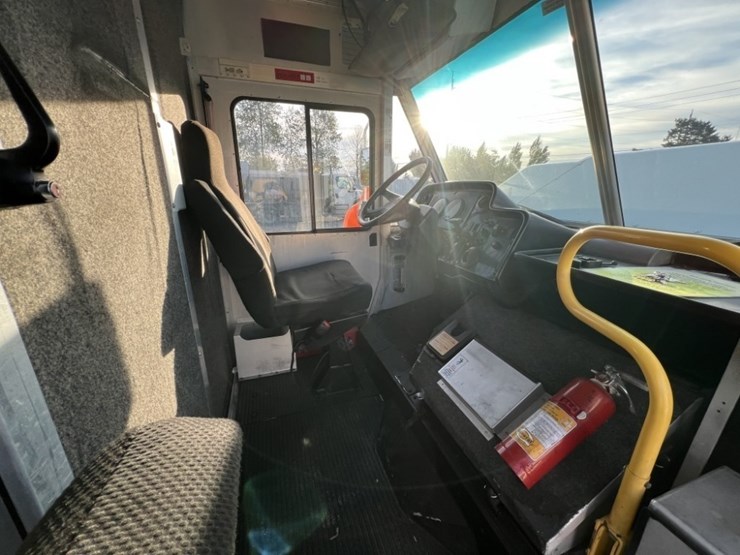 2006-freightliner-mt45-image-31