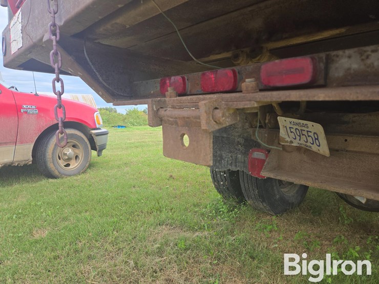 1976-ford-700-image-13