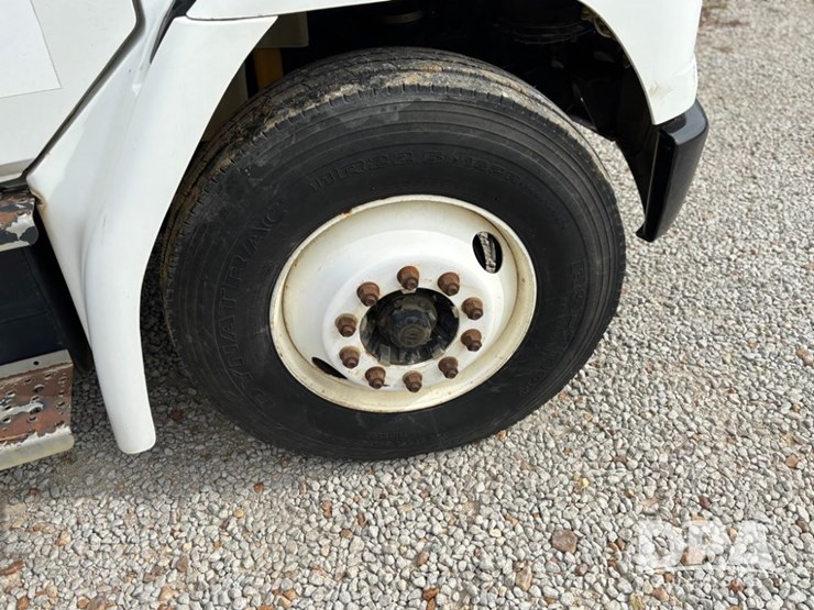 2000-freightliner-fl70-image-41