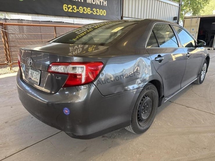 2014-toyota-camry-sdn-image-7