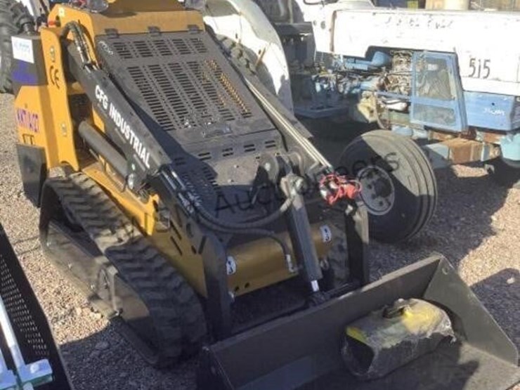 2025-cfg-kkta27-stand-up-skid-steer-image-1