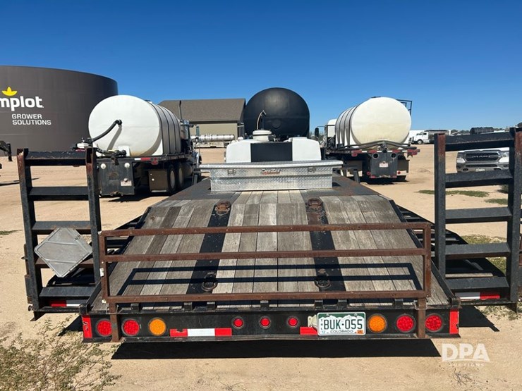 2012-neville-trailer-image-9