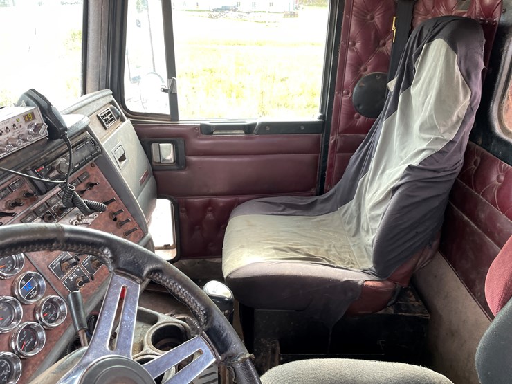 #1001-•-2004-kenworth-semi-tractor-(has-mi-title)-image-36