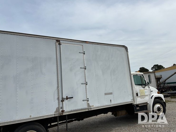 2000-freightliner-fl70-image-11