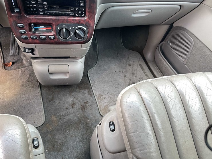 1999-chrysler-town-&-country-image-136