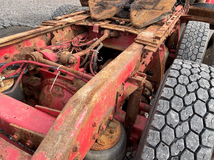 #1001-•-2004-kenworth-semi-tractor-(has-mi-title)-image-14