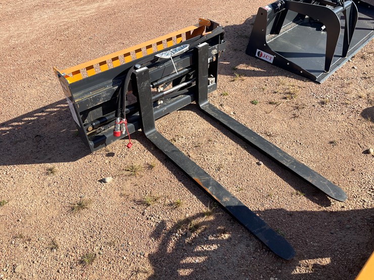 #4090-•-wolverine-pallet-fork-hydraulic-adjustable-attachment-image-1