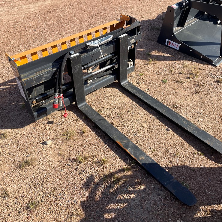 #4090 • Wolverine Pallet Fork Hydraulic Adjustable Attachment