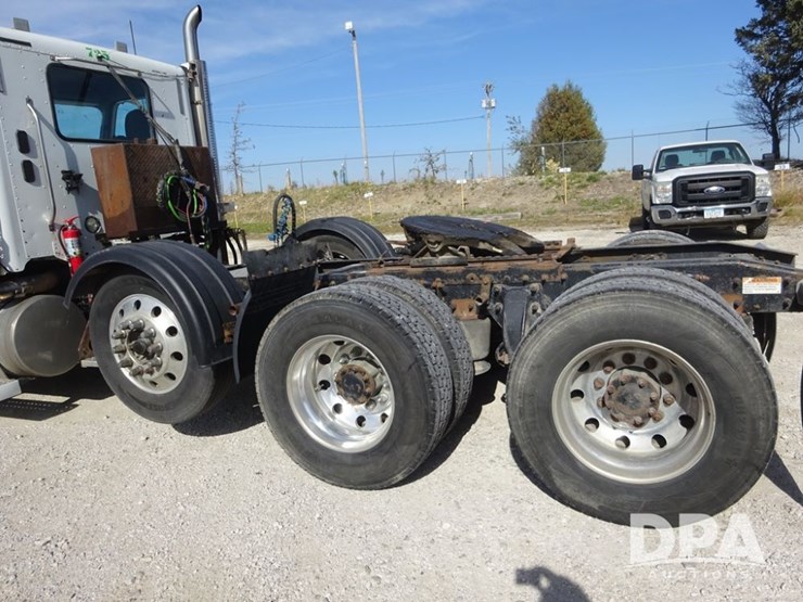 2017-freightliner-coronado-day-cab-glider-truck-(pz13993,-unit-725)-image-47