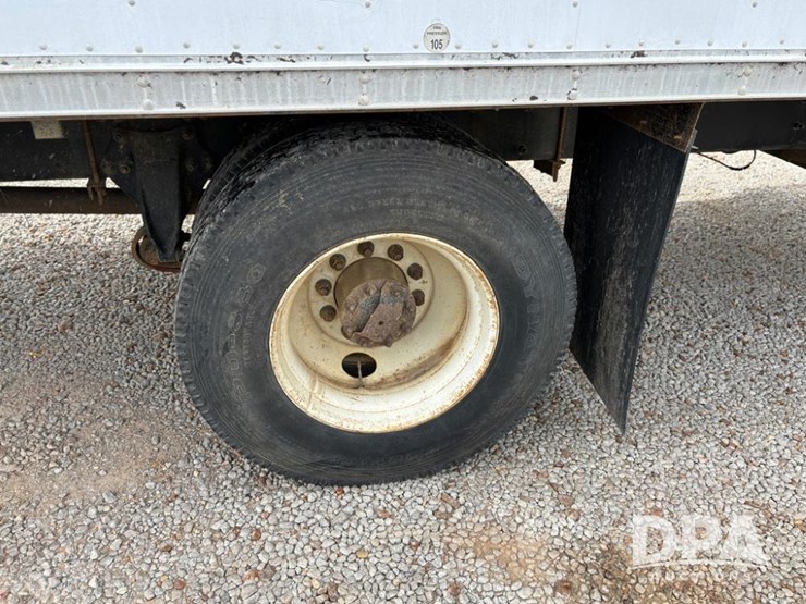 2000-freightliner-fl70-image-28