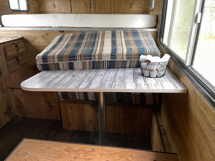 #8044-•-1986-3-horse-gooseneck-camper-trailer-(no-title)-image-59