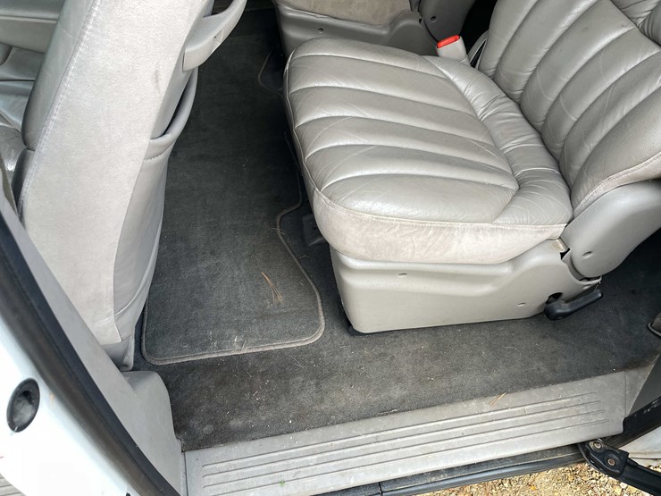 1999-chrysler-town-&-country-image-128