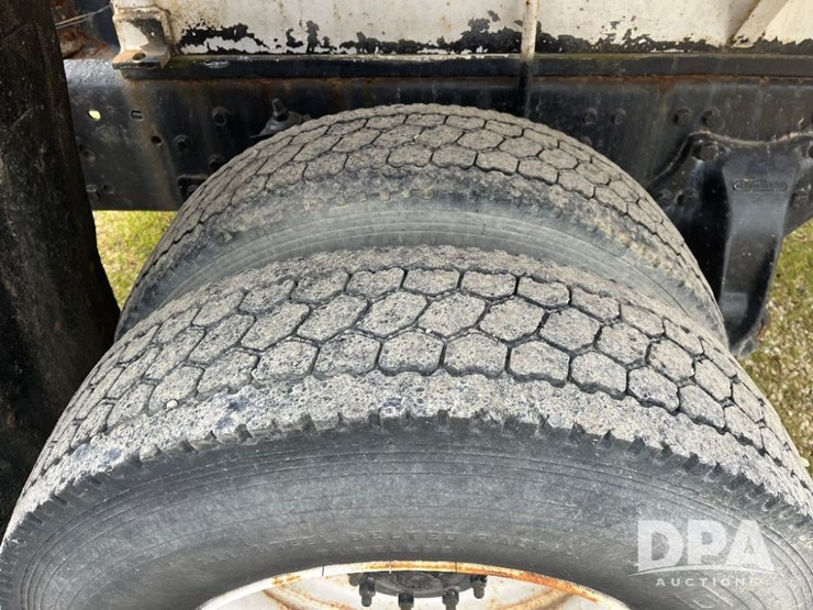 1995-freightliner-fl70-image-33