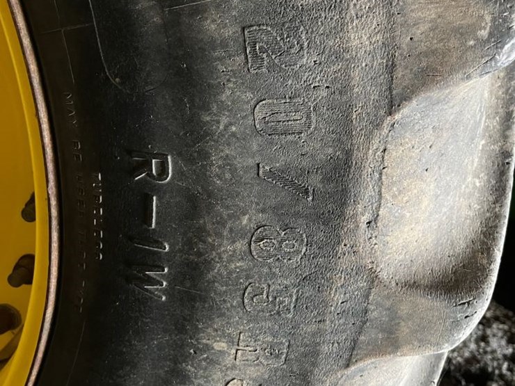 2010-john-deere-8320r-image-16