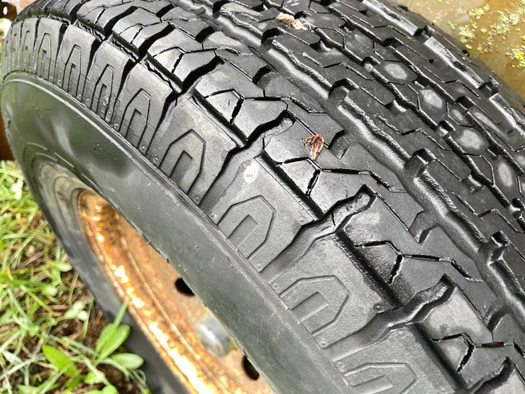 #8040-•-1998-corn-pro-tandem-axle-horse-trailer-(no-title)-image-33