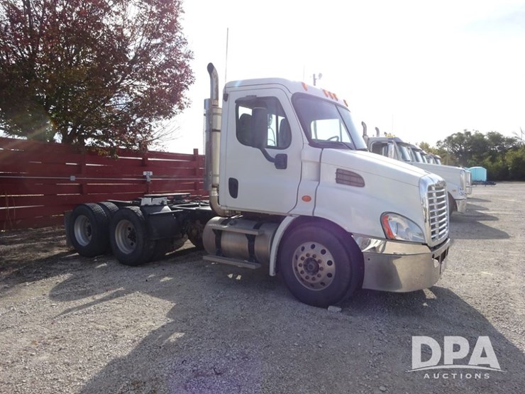 2018-freightliner-cascadia-day-cab-truck-(pz13986,-unit-405)-image-11