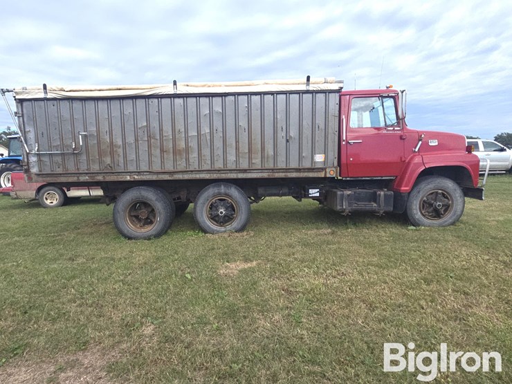 1976-ford-700-image-4