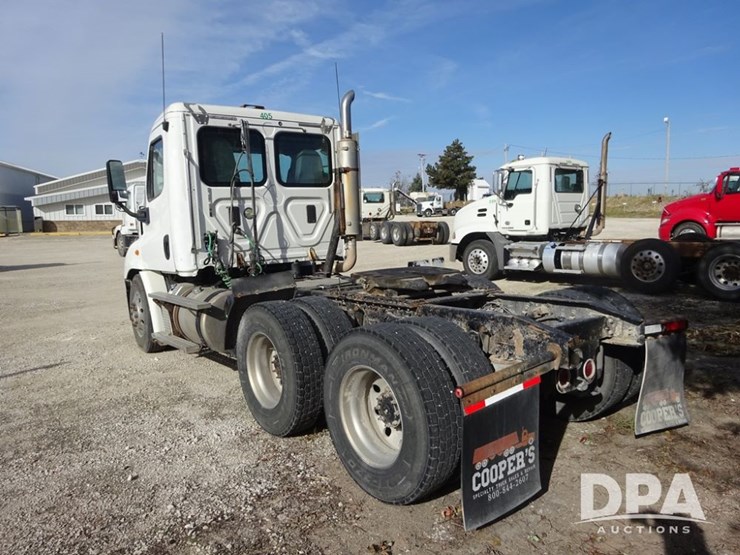 2018-freightliner-cascadia-day-cab-truck-(pz13986,-unit-405)-image-24