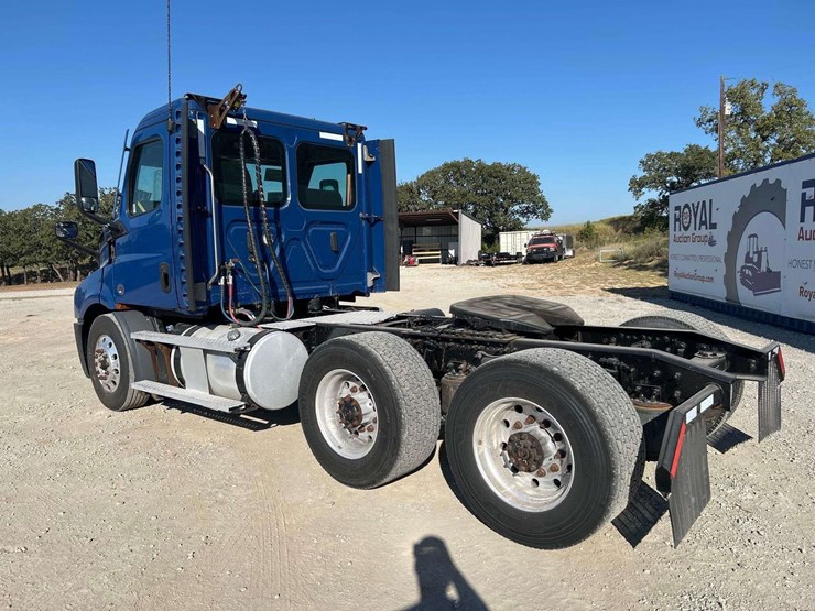 2021-freightliner-cascadia-116-image-2
