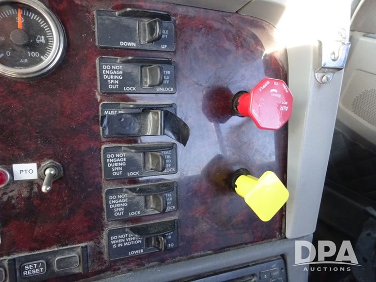 2016-freightliner-coronado-day-cab-glider-truck-(pz13982,-unit-720)-image-102