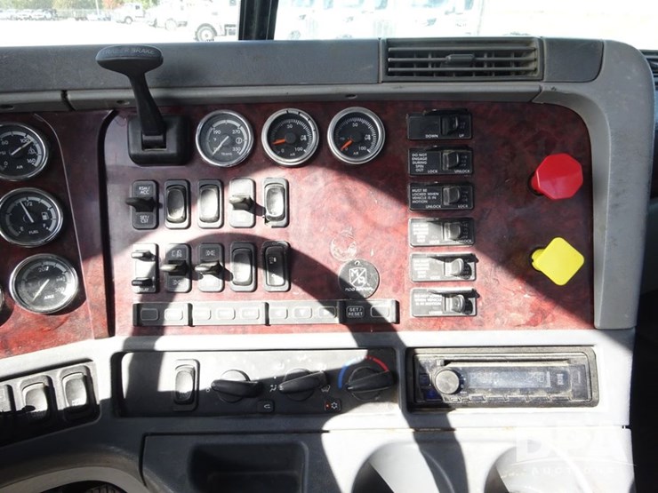 2017-freightliner-coronado-day-cab-glider-truck-(pz13993,-unit-725)-image-98