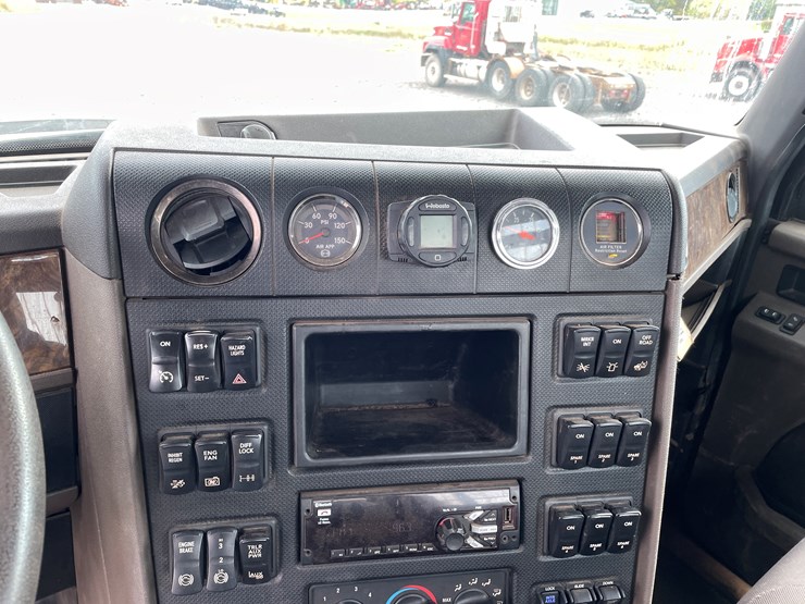 #1002-•-2021-international-semi-tractor-(has-mi-title)-image-27