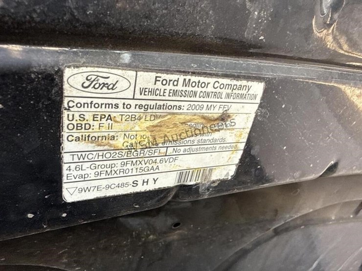 2009-ford-crown-victoria-sdn-image-13