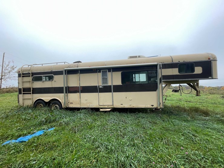 #8044-•-1986-3-horse-gooseneck-camper-trailer-(no-title)-image-4