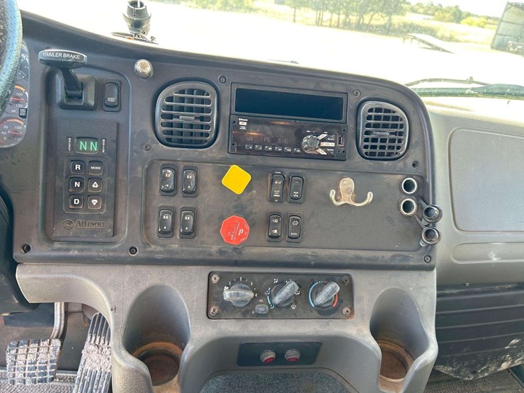 2019-freightliner-day-cab-image-14