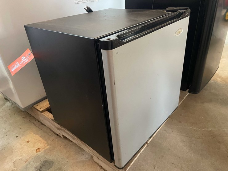 #6620-•-mini-fridge-image-1