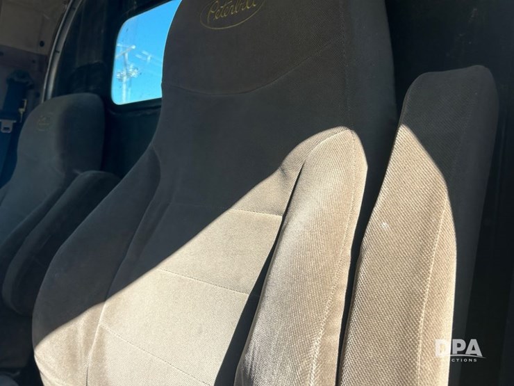 2004-peterbilt-379-image-37