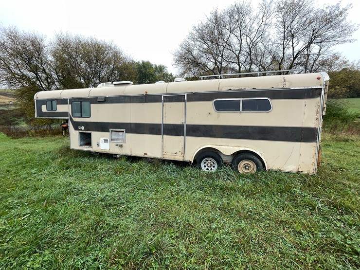 #8044-•-1986-3-horse-gooseneck-camper-trailer-(no-title)-image-8