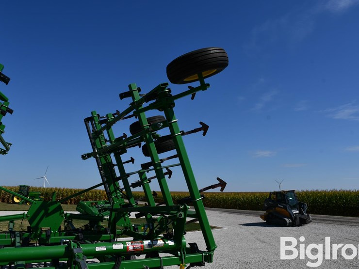 2013-john-deere-2210l-image-12