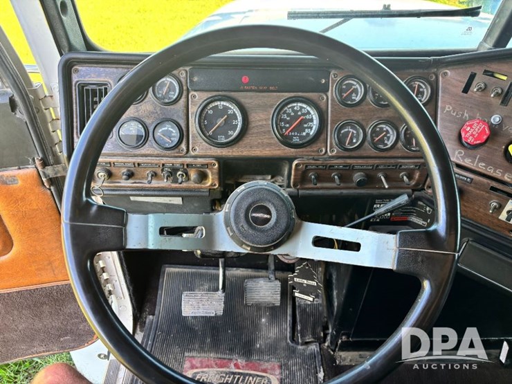 1993-freightliner-fld120-image-92