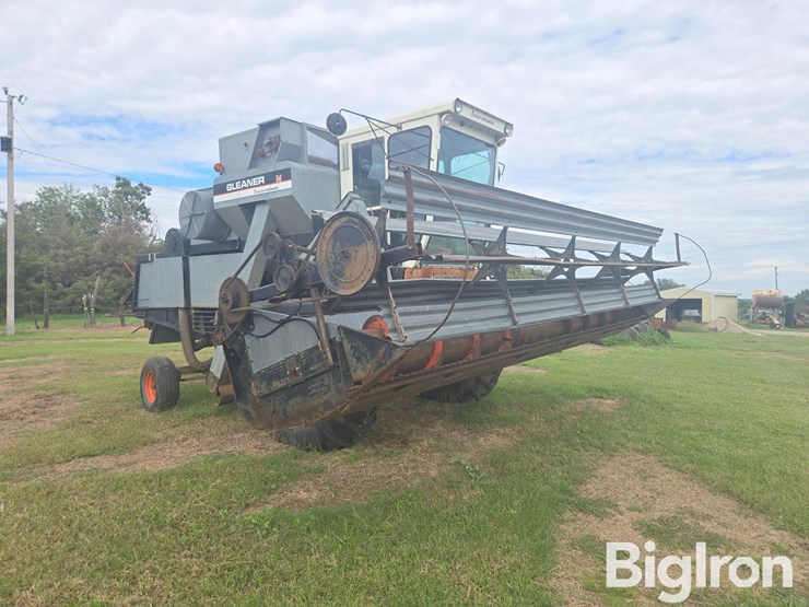 1976-gleaner-m-image-3