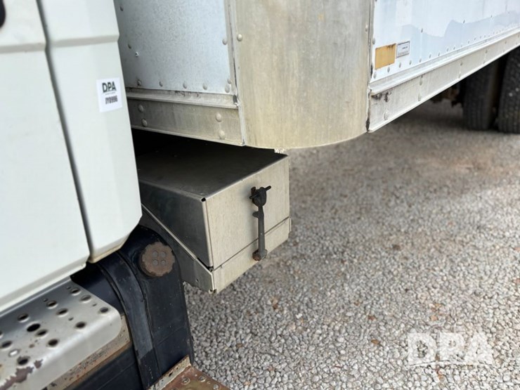 2000-freightliner-fl70-image-25