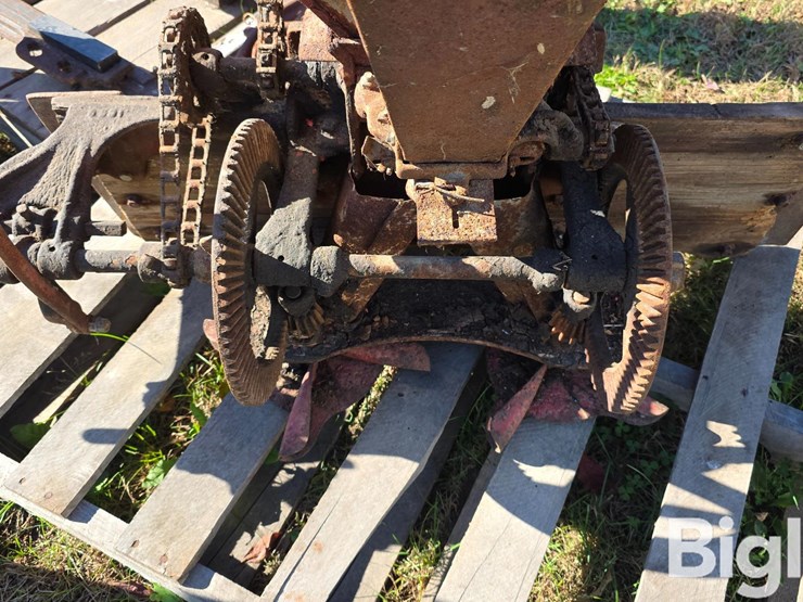 international-end-gate-seeder-image-17