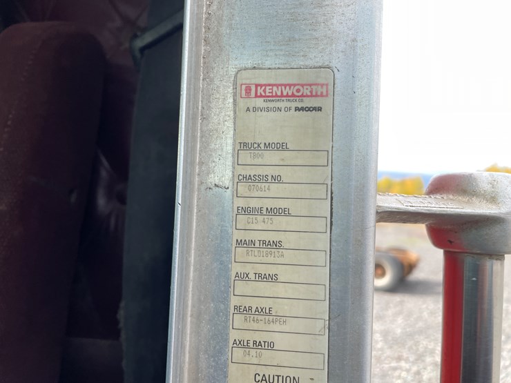 #1001-•-2004-kenworth-semi-tractor-(has-mi-title)-image-58
