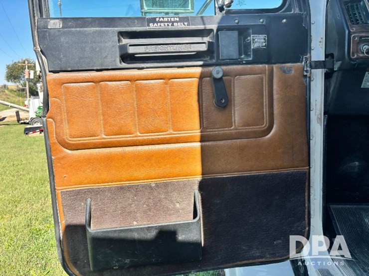 1993-freightliner-fld120-image-85