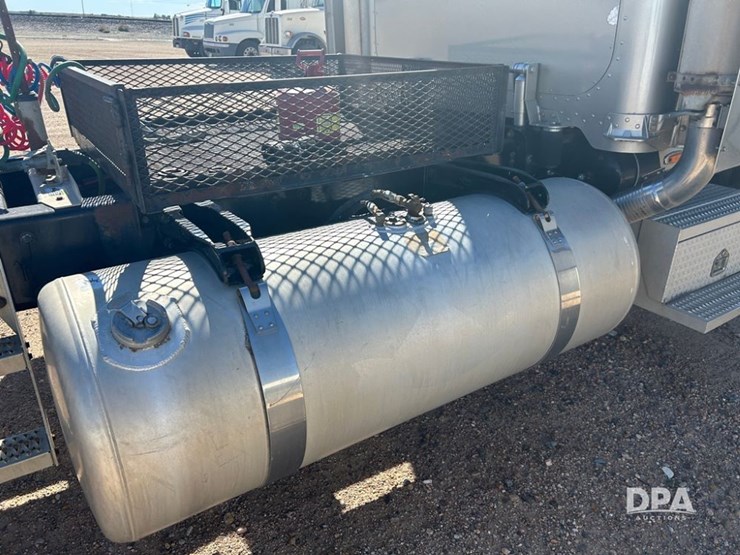 2004-peterbilt-379-image-24