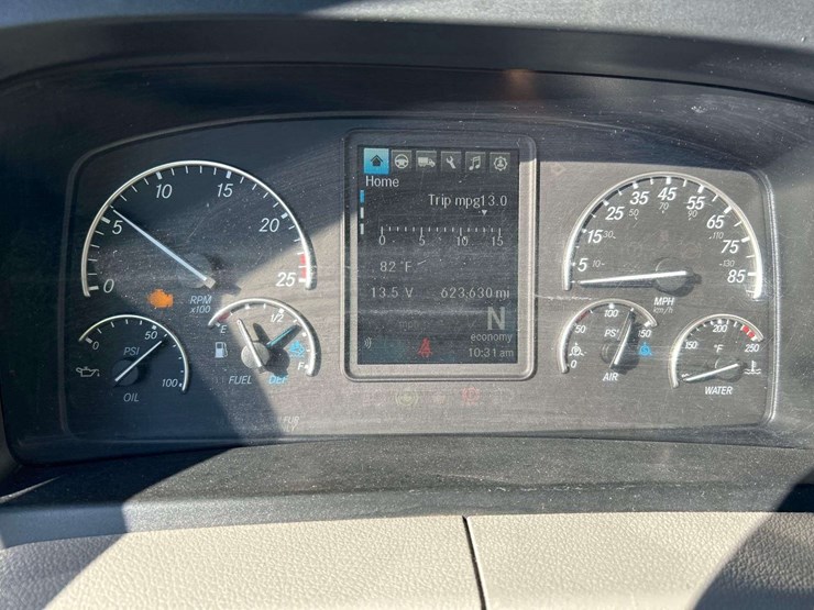 2021-freightliner-cascadia-116-image-12