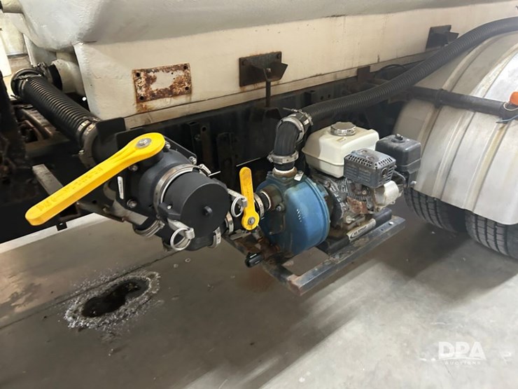 1999-freightliner-fld120-image-14