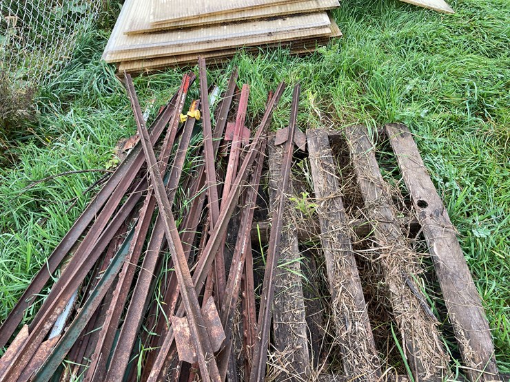 #9609-•-(2)-pallets-steel-t-posts-image-11