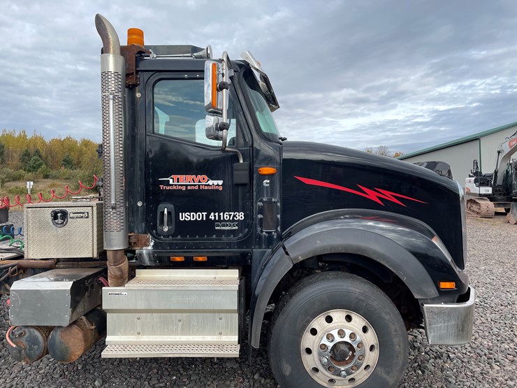 #1002-•-2021-international-semi-tractor-(has-mi-title)-image-15