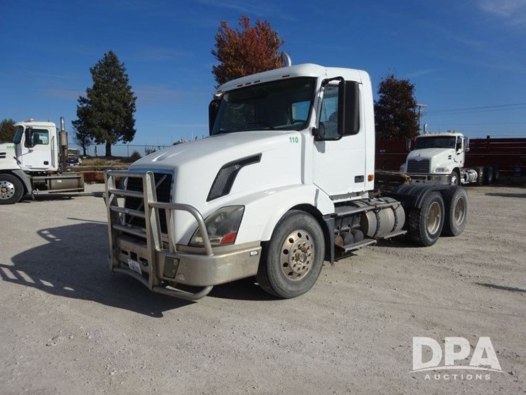 2007-volvo-vnl-day-cab-truck-(pz13987,-unit-110)-image-1